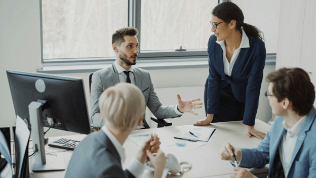People are talking in a meeting in an office